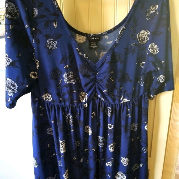 torrid Tops - Beautiful blue floral top